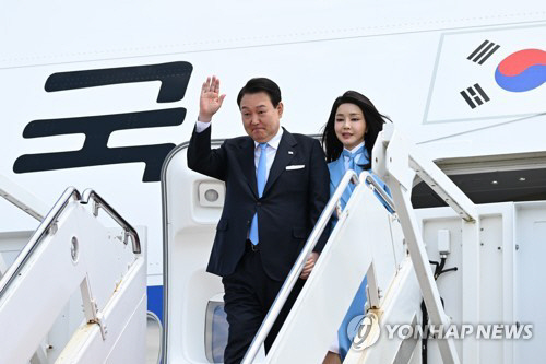 워싱턴에 도착해 인사하는 윤석열 대통령 내외. 연합뉴스